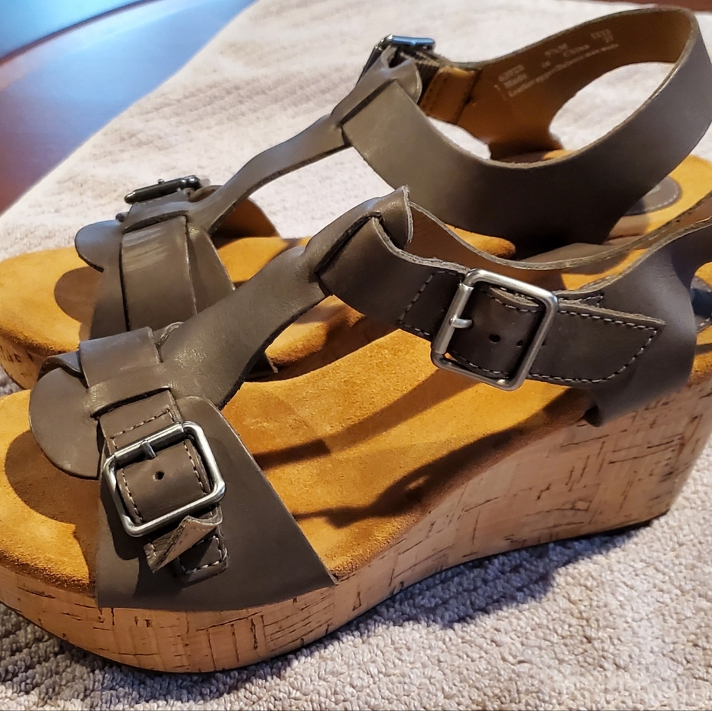 NWOT Taupe Women's Clarks Artisan Wedge Sandals 9.5 RETIRED STYLE